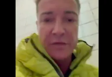 Sokkoló videó: WC-t és WC-kefét nyalogat a liberális párt jelölte - Közleményt adtak ki