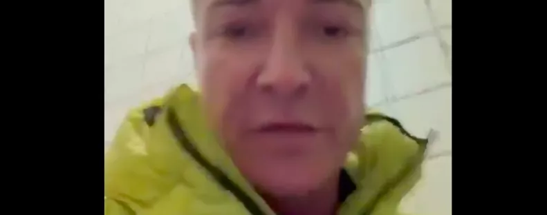 Sokkoló videó: WC-t és WC-kefét nyalogat a liberális párt jelölte - Közleményt adtak ki