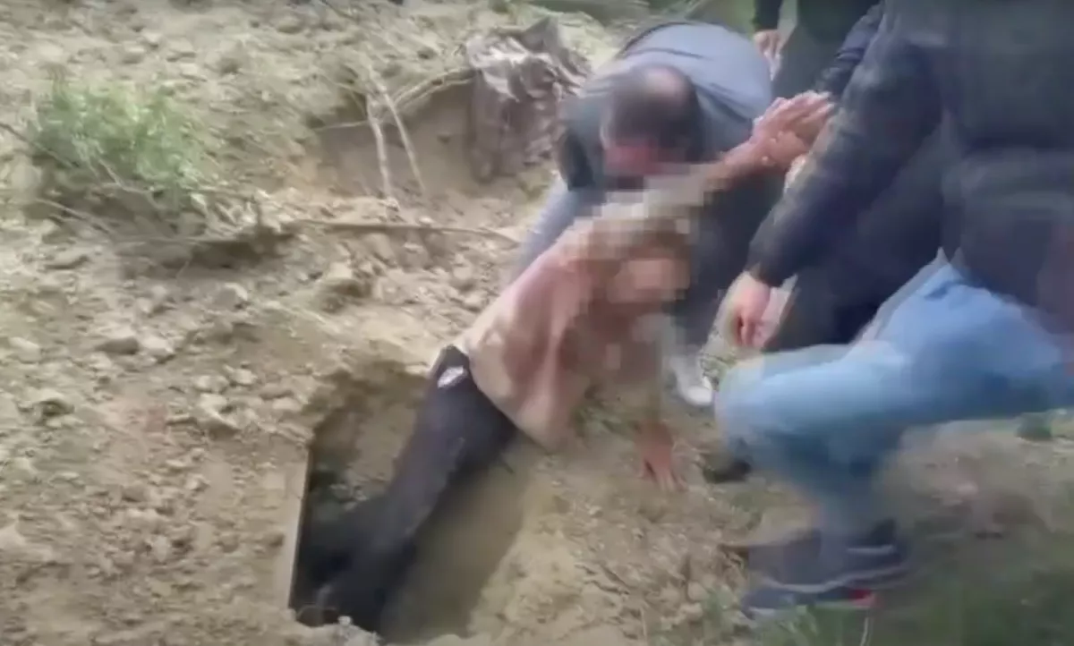 Leszúrtak és élve eltemettek egy bácsit: drámai mentés négy nap után - Videó