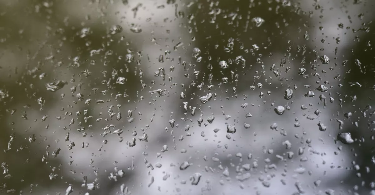 90 km/h-s szél, jégeső, özönvíz: ezekre a vármegyékre frissítették a riasztást