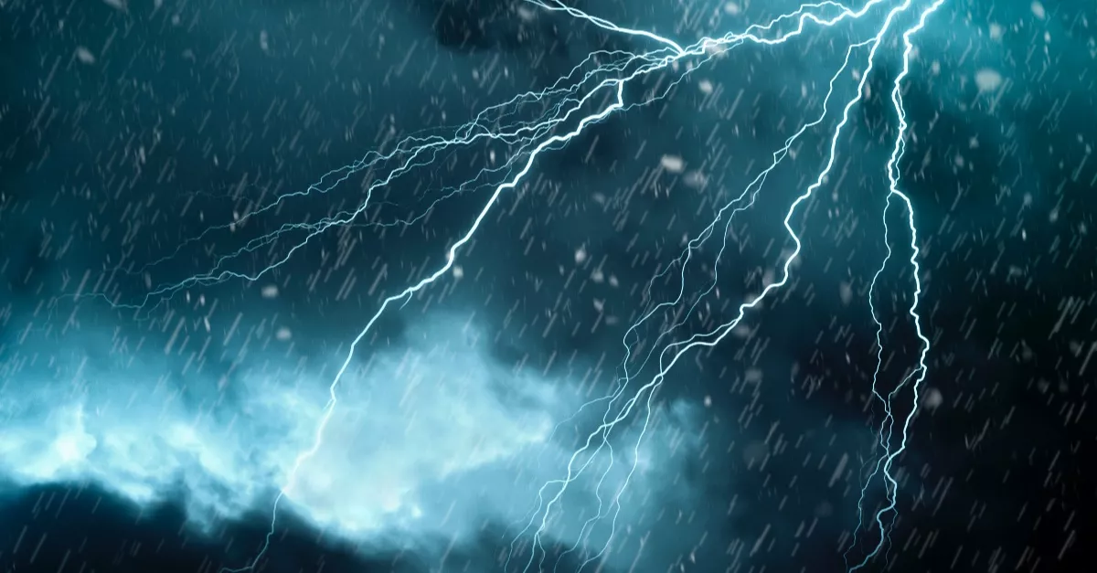 90 km/h-s szél, 2 centis jég, özönvíz: 10 vármegyére frissítették a riasztást