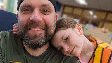 Cetlit talált a lánya hátizsákjában az elvált apa: amikor elolvasta, eleredtek a könnyei - Fotók