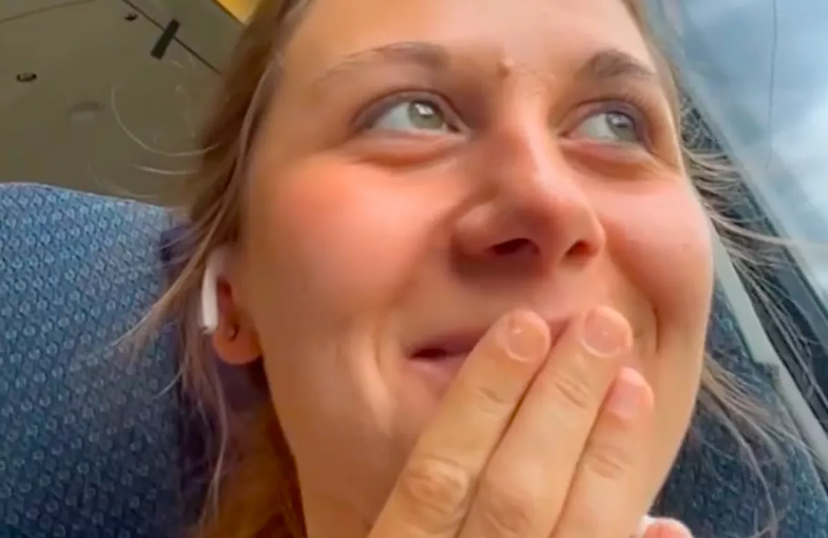 Elaludt a nő a vonaton: elborzadt, amikor ébredés után megnézte, hol van - Videó