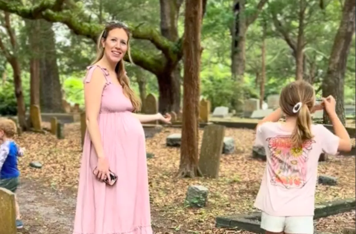 Terhes nő lófrál a temetőben - Milliókat ejt zavarba az oka - Videó