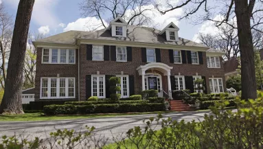 Így néz ki ma Kevinék háza: eladó a Reszkessetek betörők forgatási helyszíne - Videó