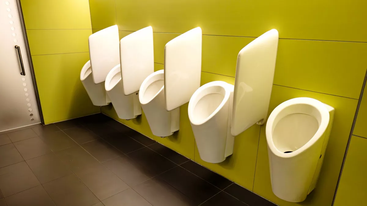 Pár száz forintért rúgták ki: egy vécés néni története kavar nagy vihart