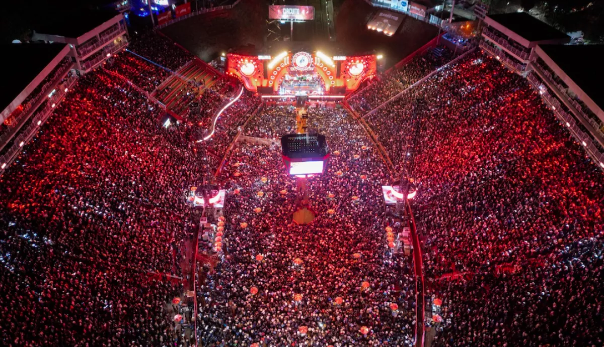 Baleset a pénteki koncerten: egy nőre zuhant egy hangfal - Videó