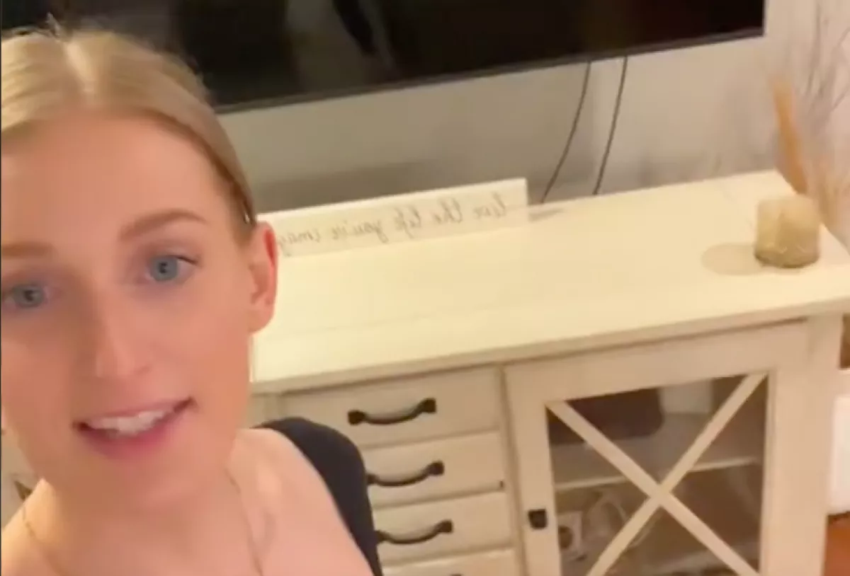 Pánikba esett a nő, amikor belátta, mi nő a szekrénye mögött - Videó