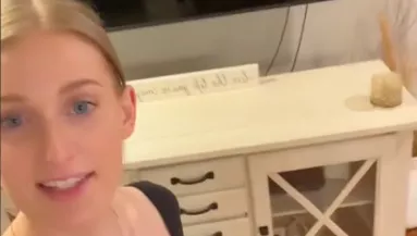 Pánikba esett a nő, amikor belátta, mi nő a szekrénye mögött - Videó