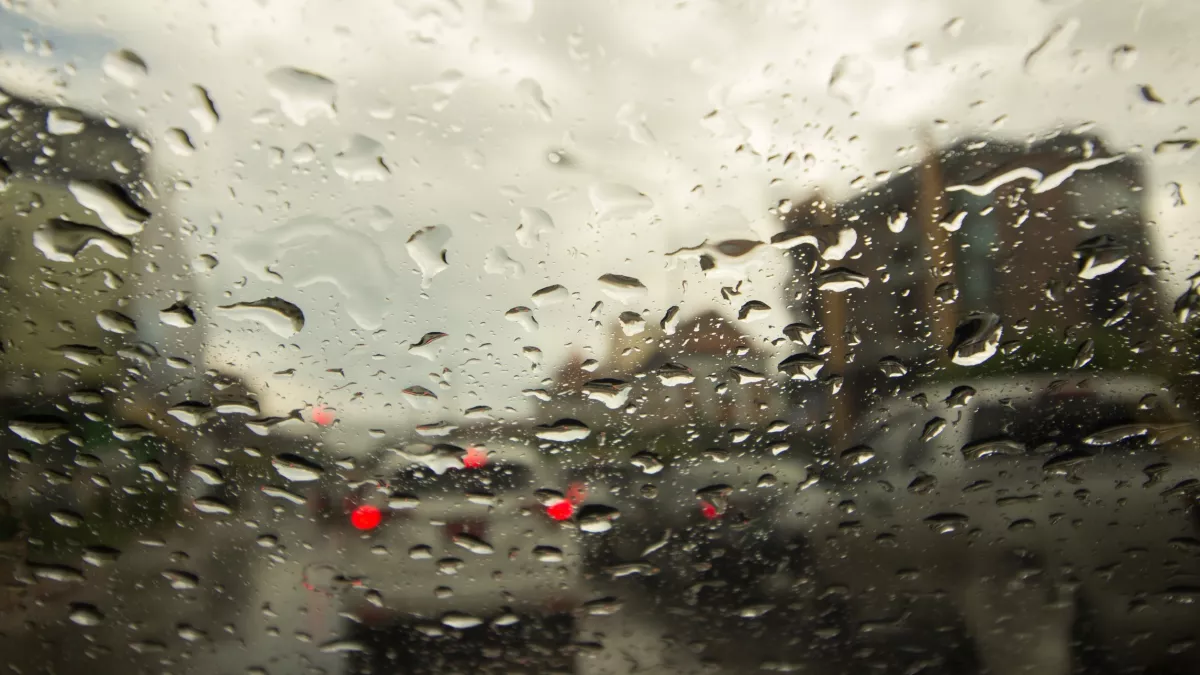 70 km/h-s szél, zivatar és jég: erre a 16 vármegyére frissítették a riasztást