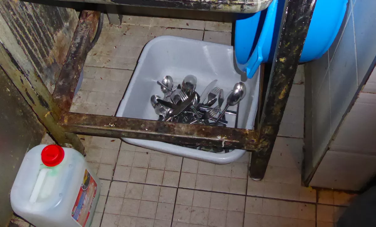 Gyomorforgató képek: ettél ebben az étteremben? - Bogarak, kosz, higiénia nulla