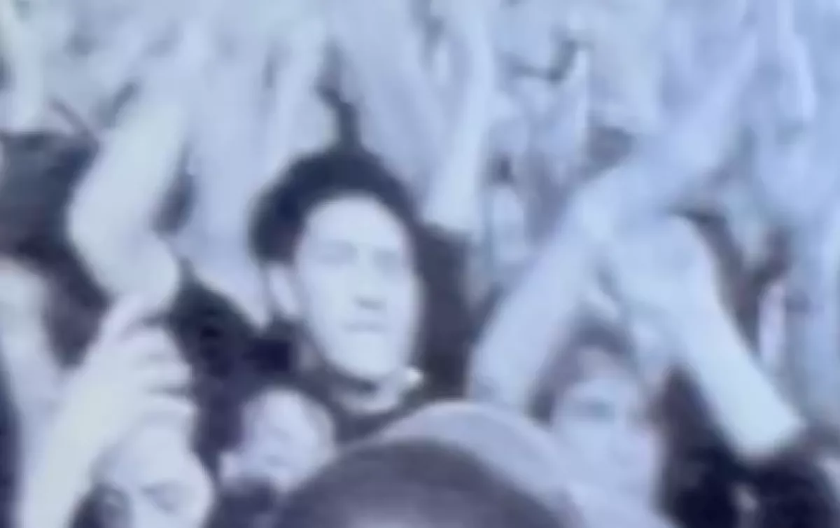 Az új Bon Jovi dokumentumfilmet nézte a lány: sokkot kapott, kit szúrt ki a 34 éves felvételen - Videó