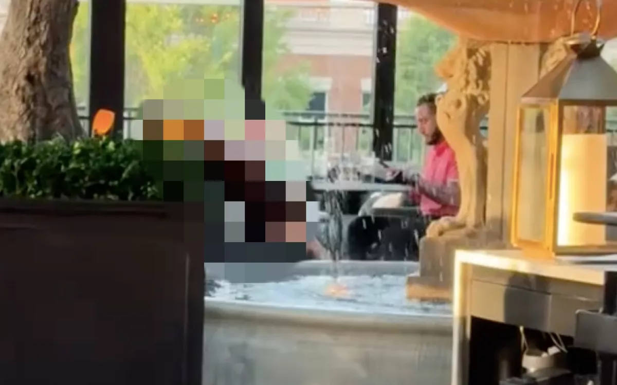 Sokkot kapott a pincérnő, amikor meglátta a vendége kísérőjét - Videó