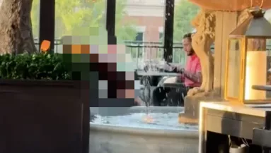 Sokkot kapott a pincérnő, amikor meglátta a vendége kísérőjét - Videó