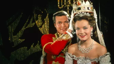 Megnősült Sissi ük-ük-ükunokája - Igencsak jóképű a 27 éves herceg - Fotók