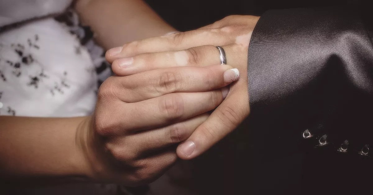 Titokban vette el 23 éves szerelmét a 60 éves retró sztár - Fotók