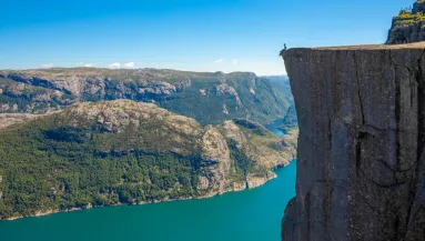 600 métert zuhant egy férfi a Mission Impossible szikláról és szörnyethalt - Videó