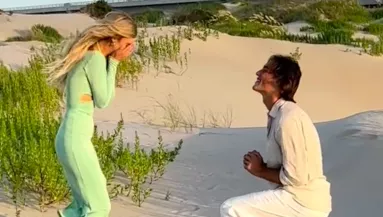 Amikor meglátta a nő a lánykéréséről készült videót, pánikolva törölte a netről - Videó