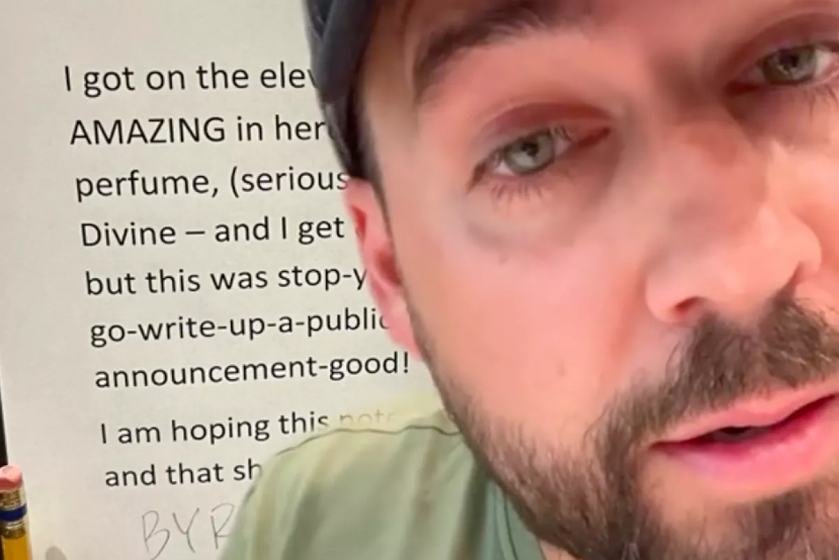 Elállt a férfi lélegzete, amikor meglátta, mit kér egy nő a liftbe ragasztott cetlin