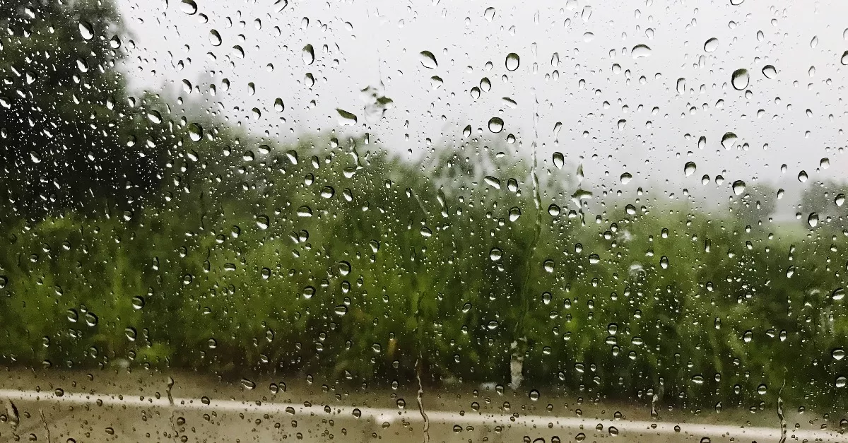 70 km/h-s széllökések, zivatarok és jég: 13 vármegyére frissítették a riasztást