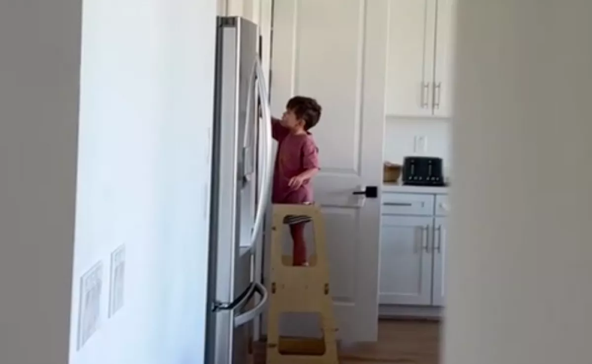 Reggel 5:30-kor hallott csippanást az anyuka: amit a 3 éves fia tett, letaglózta - Videó