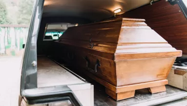 A temetésre készítették elő a holttestet: ami ezután történt, a temetkezési vállalkozók vérét is megfagyasztotta - Videó