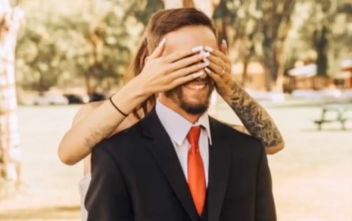 Megnézte a nő az esküvői képeit és rögtön tudta, mit szúrt el  - Videó