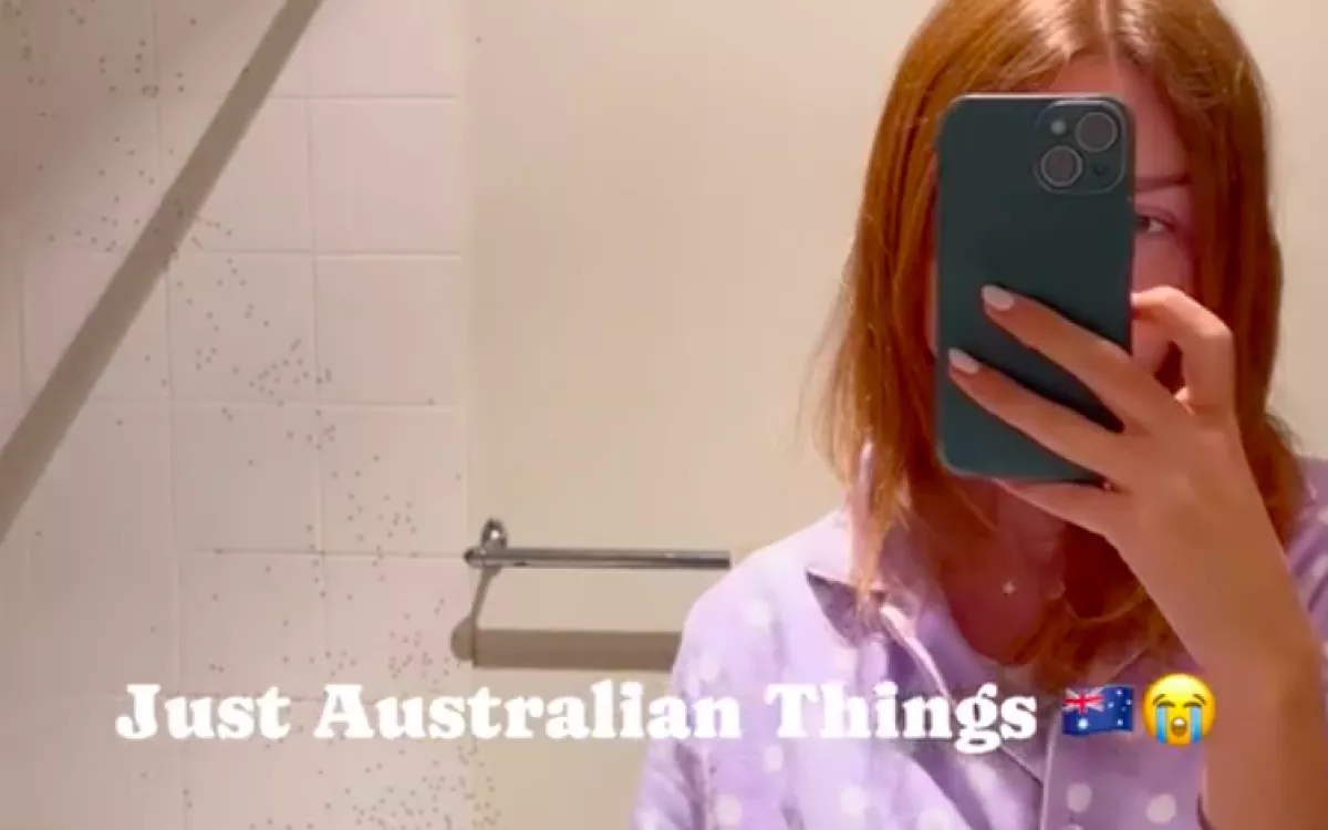 Amikor a turista lány benézett a hotel fürdőjébe, azonnal elindította a kameráját - Videó