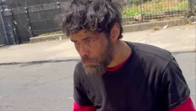 Levágták a hajléktalan férfi haját és szakállát: kikerekedik a nők szeme a látványtól - Videó