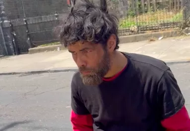 Levágták a hajléktalan férfi haját és szakállát: kikerekedik a nők szeme a látványtól - Videó