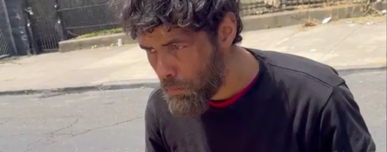 Levágták a hajléktalan férfi haját és szakállát: kikerekedik a nők szeme a látványtól - Videó