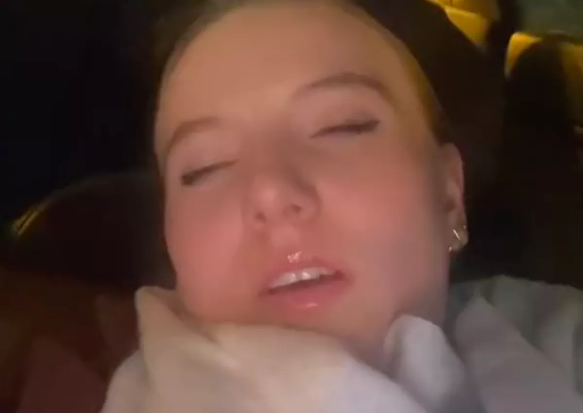 Elaludt a lány az autóban: amit a barátja tett, azon csak ő nem nevet - Videó