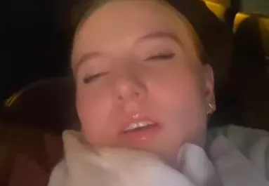 Elaludt a lány az autóban: amit a barátja tett, azon csak ő nem nevet - Videó