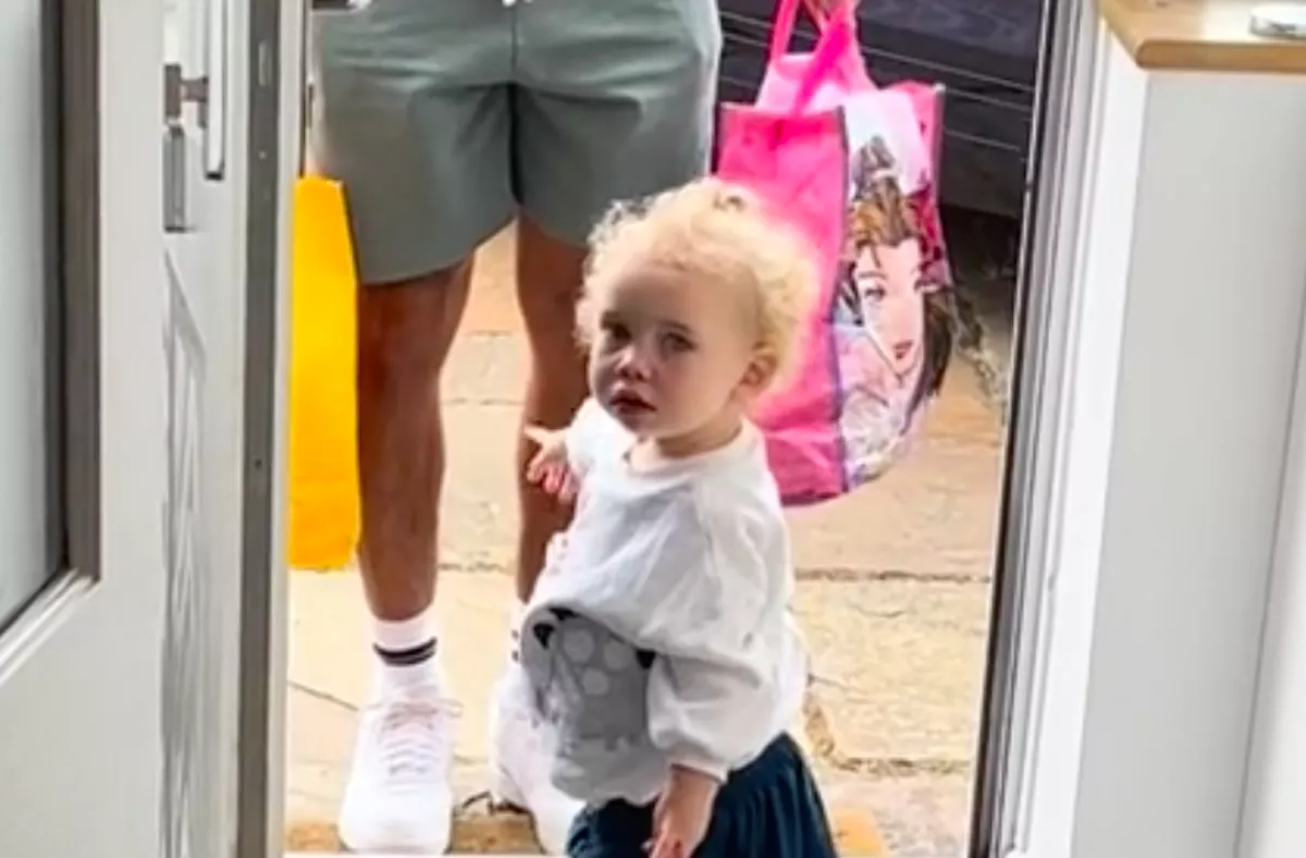 Hisztérikus nevetésben tört ki az anya, amikor meglátta, hogy jött haza az alig 2 éves lánya - Videó