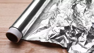 Soha többé ne fedd le alufóliával a megmaradt ételt: életveszélyes is lehet