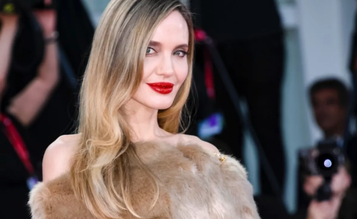 Angelina Jolie szőke hajjal, dívaként ragyogott a vörös szőnyegen: mindenki őt bámulta különleges ruhája miatt