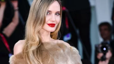 Angelina Jolie szőke hajjal, dívaként ragyogott a vörös szőnyegen: mindenki őt bámulta különleges ruhája miatt