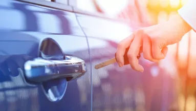 Ezt a 3 dolgot soha ne hagyd a kocsiban a hőségben: nagy baj lehet belőle