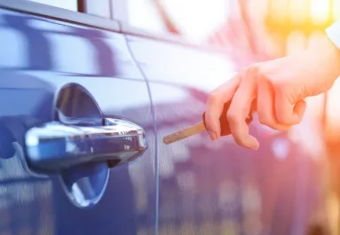 Ezt a 3 dolgot soha ne hagyd a kocsiban a hőségben: nagy baj lehet belőle