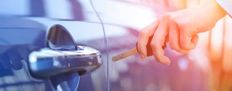 Ezt a 3 dolgot soha ne hagyd a kocsiban a hőségben: nagy baj lehet belőle