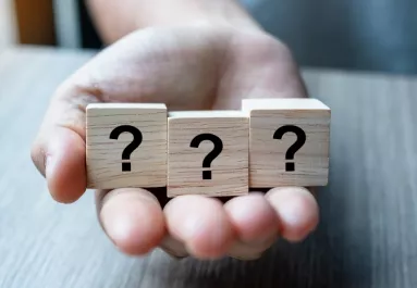 Villámgyors KRESZ-kvíz: szerinted szabályos az előzés a képen? 10-ből 8 ember rosszul tippel!