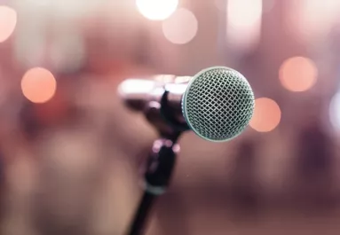 Teljesen elcsúfította magát a világhírű énekesnő: szőkére festette a haját, rá sem ismerni