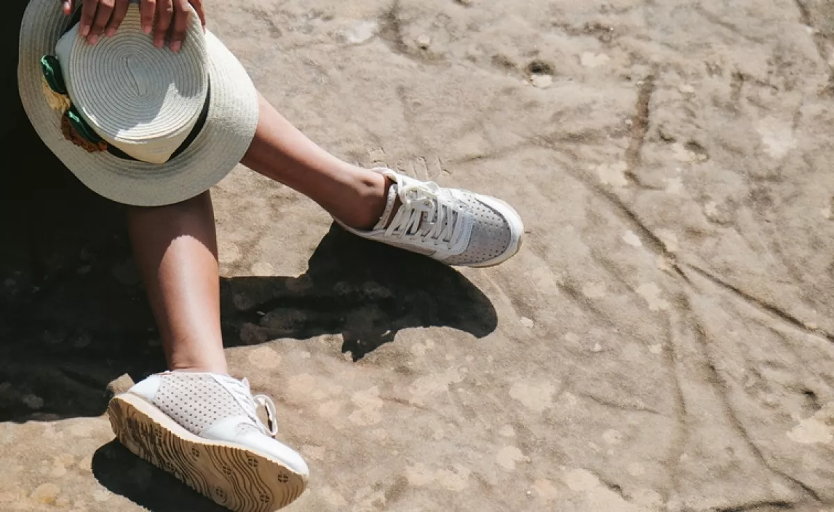 Dua Lipa már viseli: ez a ronda cipő lesz a divat idén nyáron