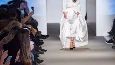 25 évet is letagadhatna a korából: a 75 éves divattervező retusált fotói sokkolják a világot