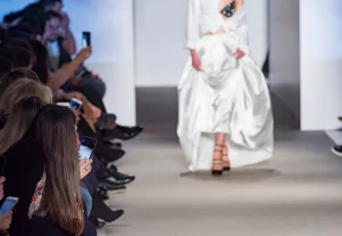 25 évet is letagadhatna a korából: a 75 éves divattervező retusált fotói sokkolják a világot