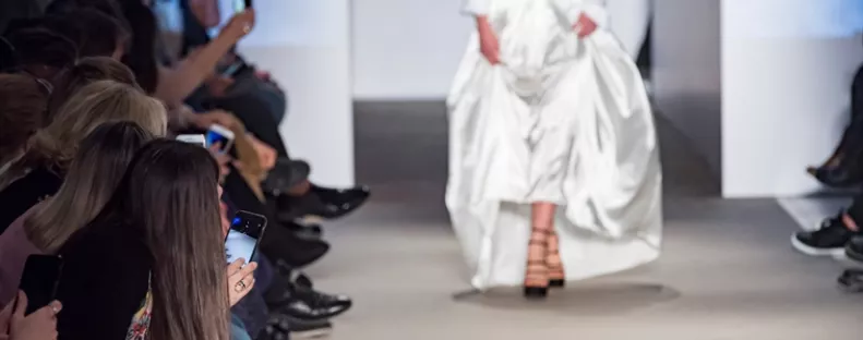 25 évet is letagadhatna a korából: a 75 éves divattervező retusált fotói sokkolják a világot