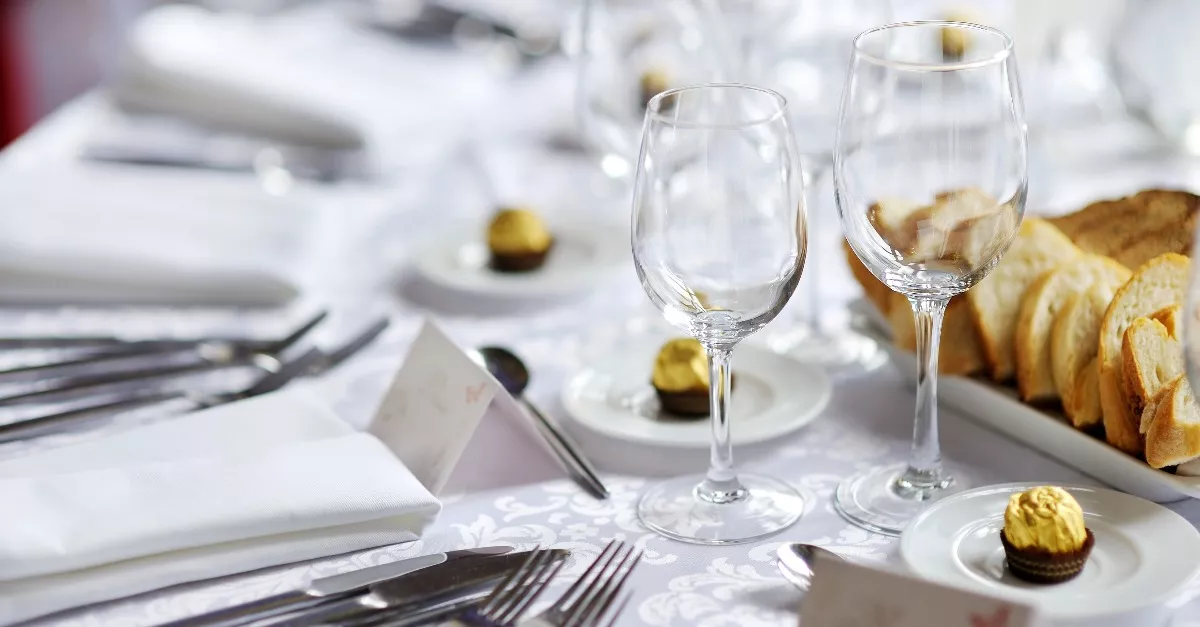 Sokkolta a menyasszonyt az anyósa: nem akárhová szervezte a próbavacsorát