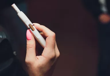 Hetente 400 e-cigit szívott el a 17 éves lány: borzasztó dolog történt vele - Fotók