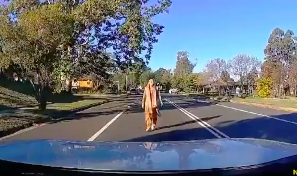 Egy horrorba illő nő jelent meg az út közepén: amit ezután tett, a sofőrt is sokkolta - Videó