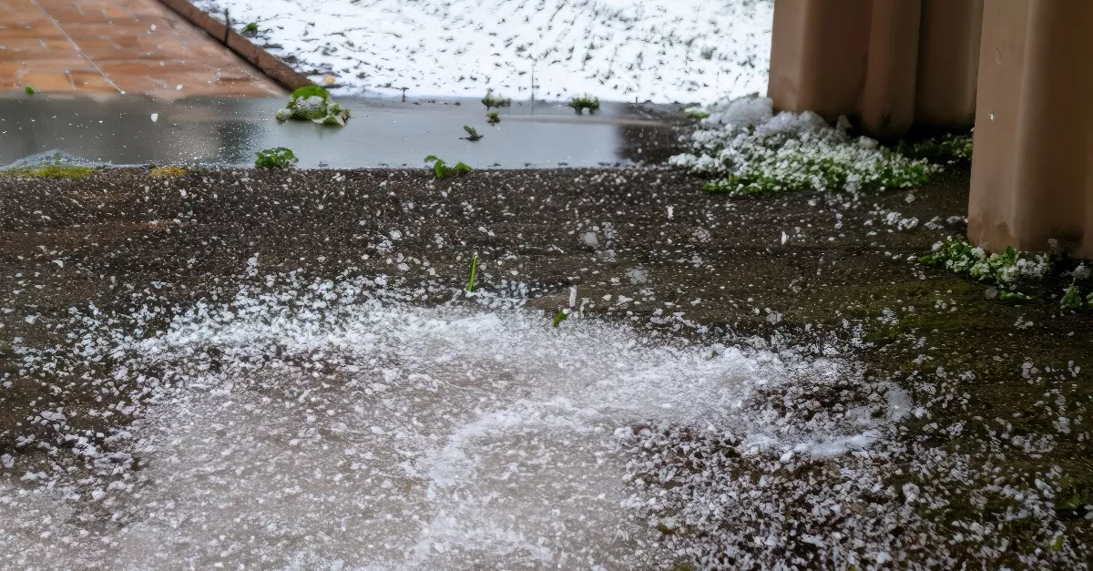 70 km/h-s szél, 2 centis jég, zivatarok: 3 vármegyére narancs riasztást is kiadtak